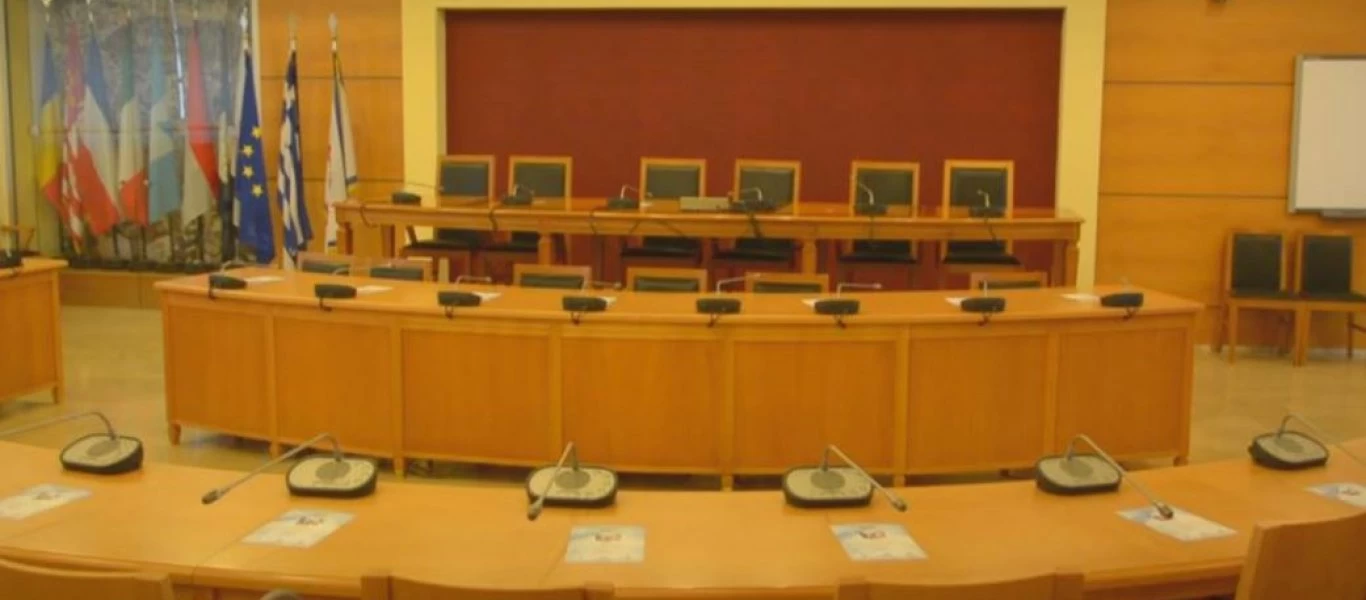 Λαμία: Έκανε «πέναλντι» στο δημοτικό συμβούλιο - Τον κλώτσησαν, το σκέφτηκε και έπεσε στο πάτωμα (βίντεο)